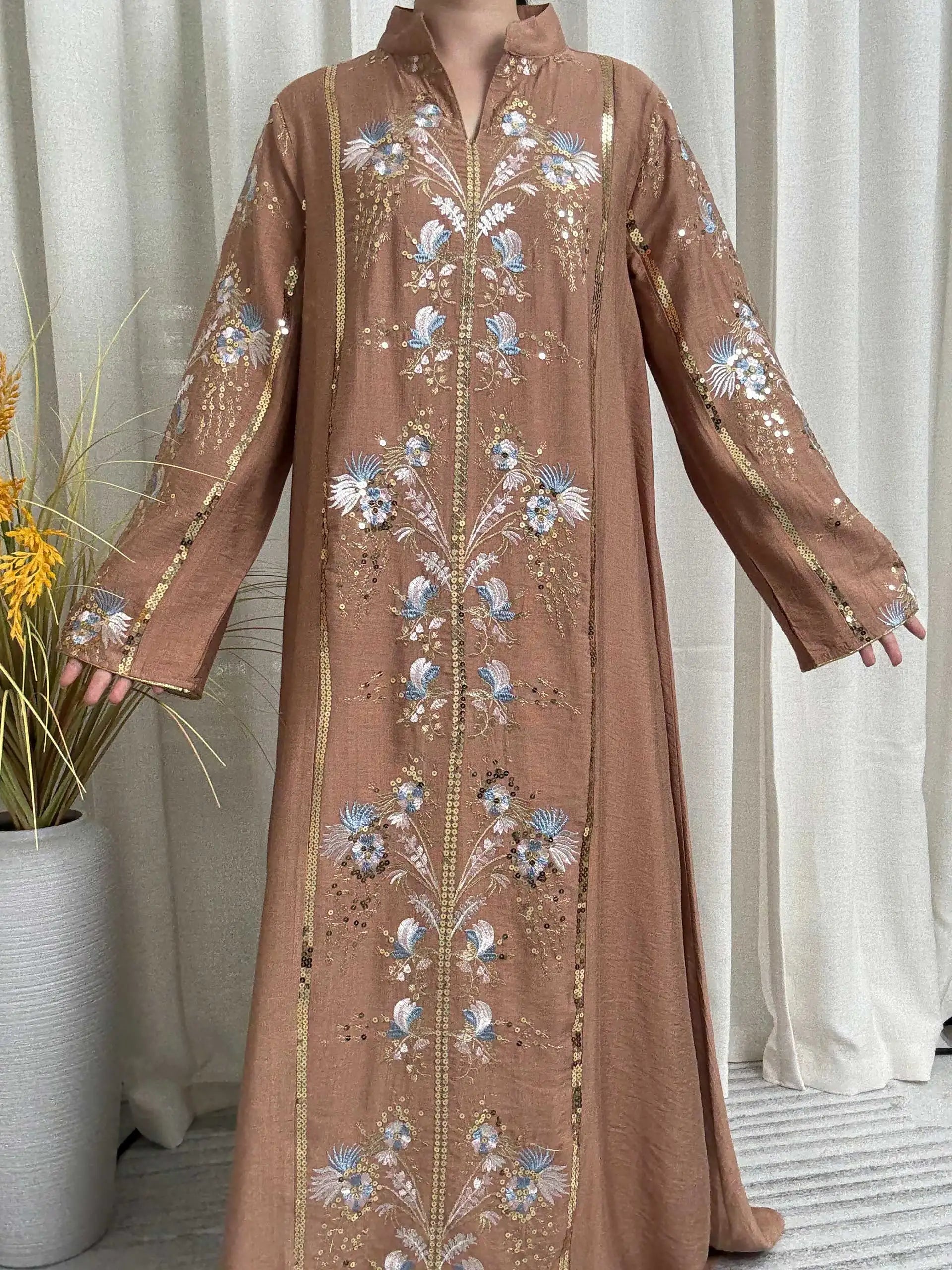 فستان أسود يجمع بين الأناقة والحداثة مع رقبة تصميم فريدة وتطريزات مبهرة تضفي لمسة ساحرة.