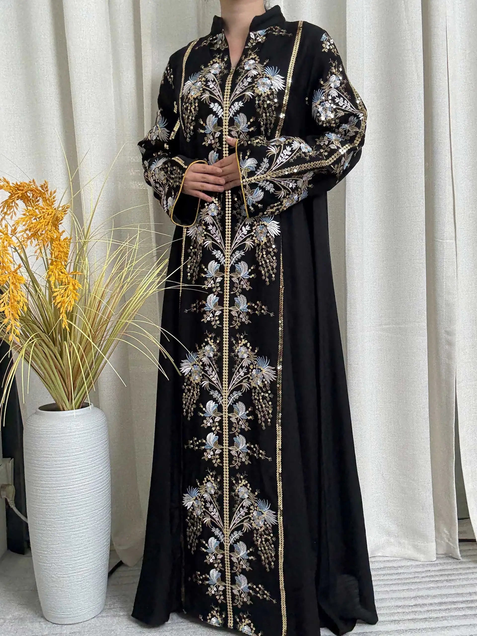 فستان أسود يجمع بين الأناقة والحداثة مع رقبة تصميم فريدة وتطريزات مبهرة تضفي لمسة ساحرة.