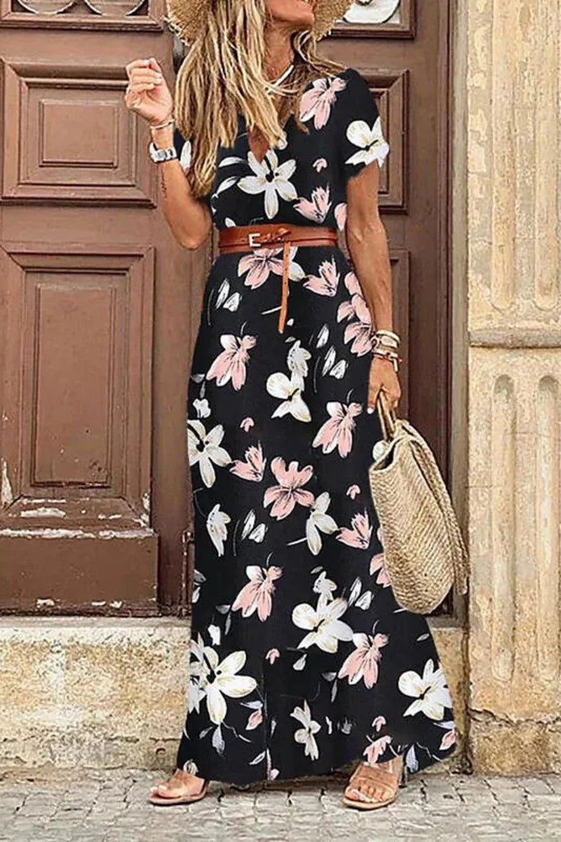 فستان نسائي مزهّر بتصميم بوهيمي أنيق، مثالي لصيف 2023. يتميز برقبة على شكل حرف V مع رباط وحواف مكشكشة تضفي لمسة ناعمة،