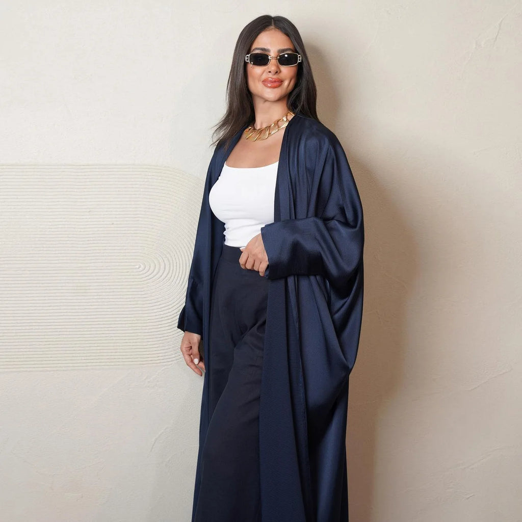 عباءة كافية بكم بات سليف مودست باللونين الأسود والأزرق تجمع بين الأناقة والاحتشام، مصممة خصيصًا لتلبي احتياجات المرأة في دبي.