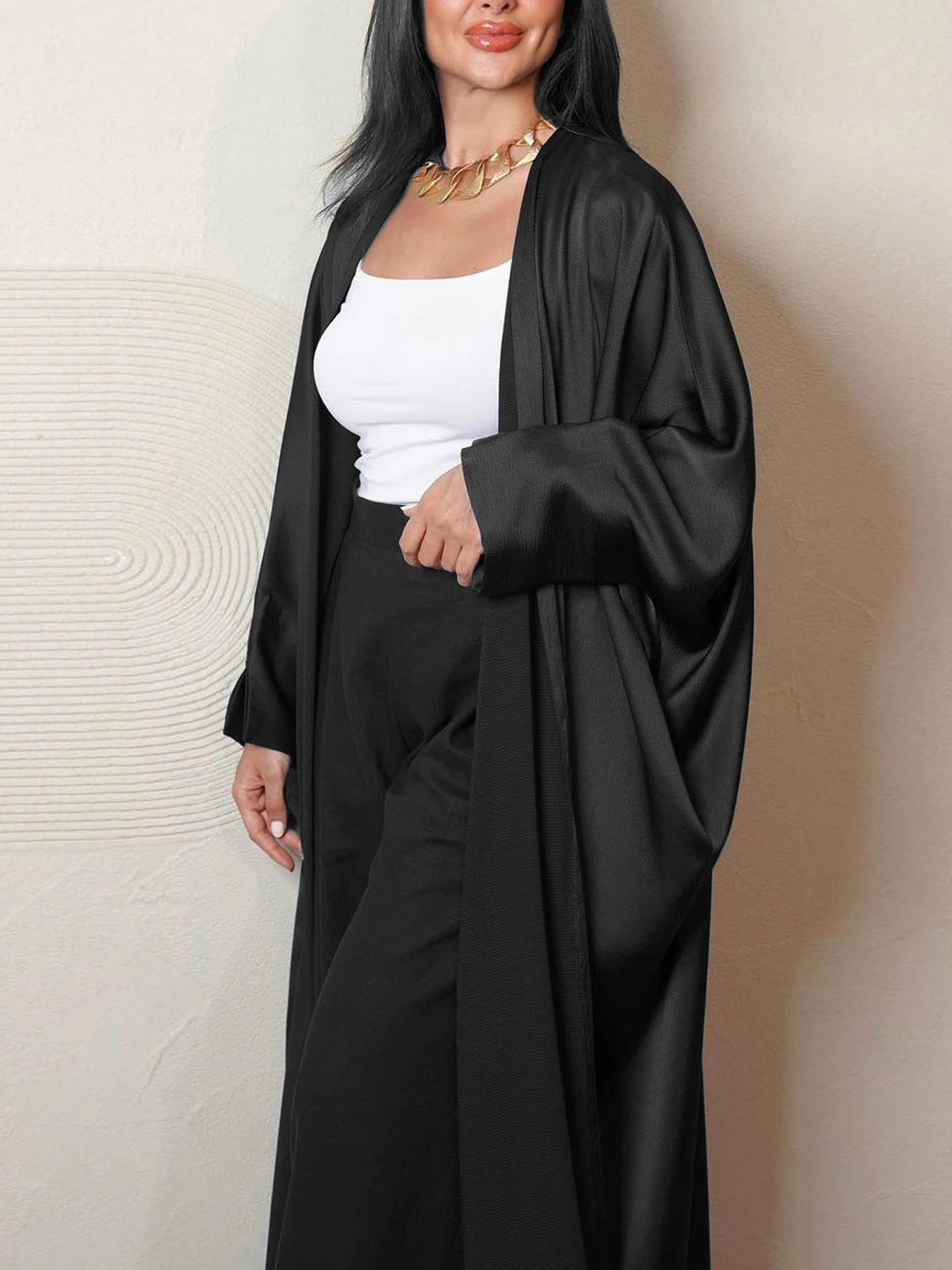 عباءة كافية بكم بات سليف مودست باللونين الأسود والأزرق تجمع بين الأناقة والاحتشام، مصممة خصيصًا لتلبي احتياجات المرأة في دبي.