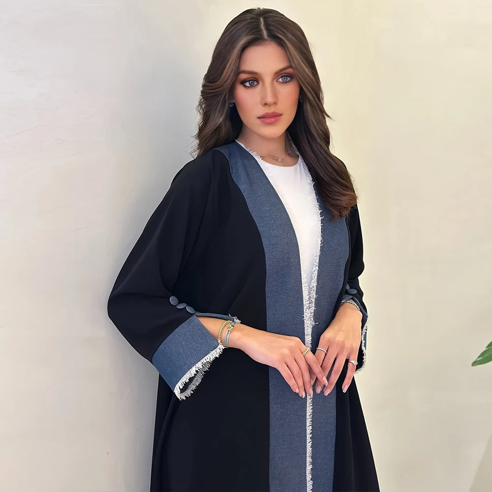تصميمها المبتكر بأكمام مقسومة وتفاصيل الموجات يضفي لمسة عصرية ومرحة تناسب أجواء دبي وتركيا.