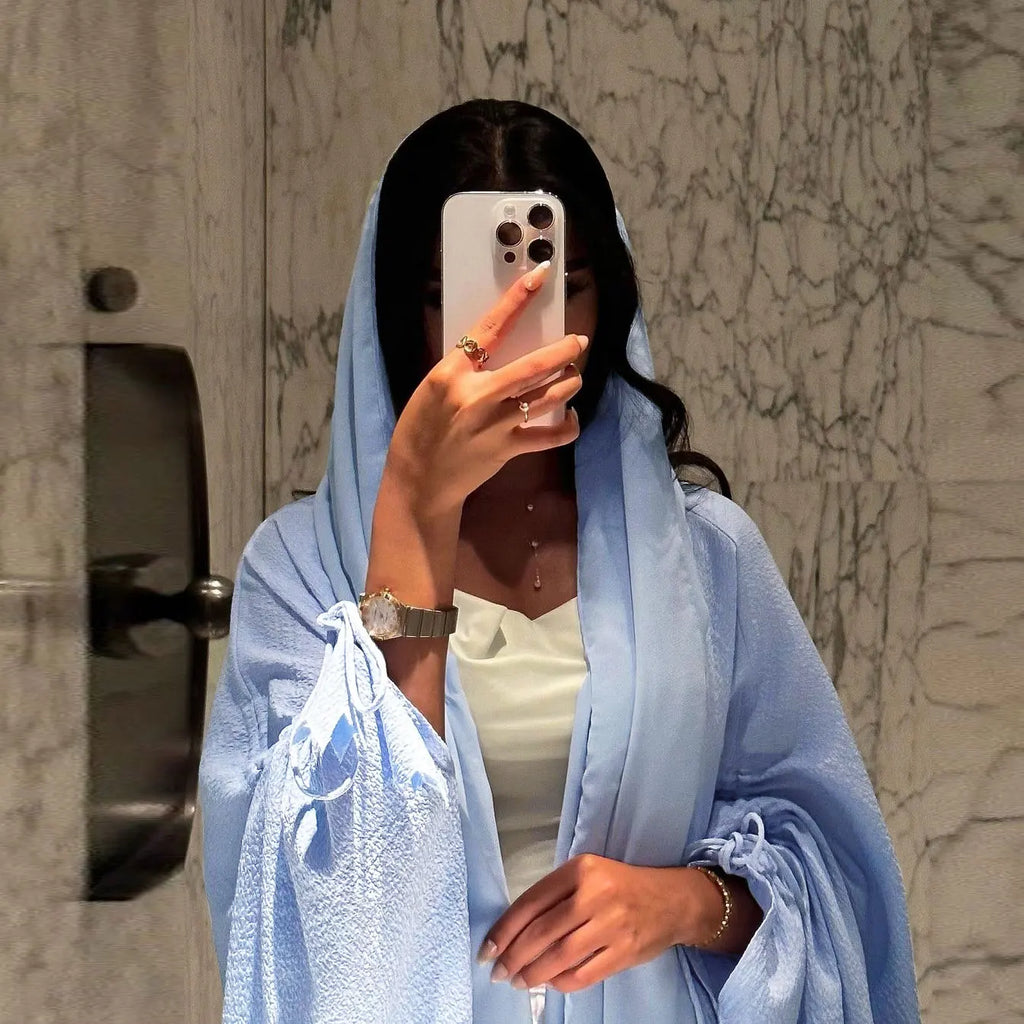 تألقي بأناقة العباية النسائية ذات التصميم العصري المميز، المزوّدة بأكمام قابلة للتعديل لتناسب راحتك طوال اليوم.
