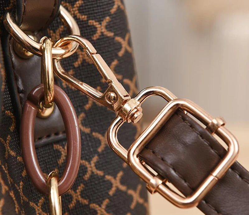 أضيفي لمظهرك لمسة من الأناقة العصرية مع هذه الحقيبة النسائية المصممة بأسلوب مميز يجمع بين البساطة والفخامة.