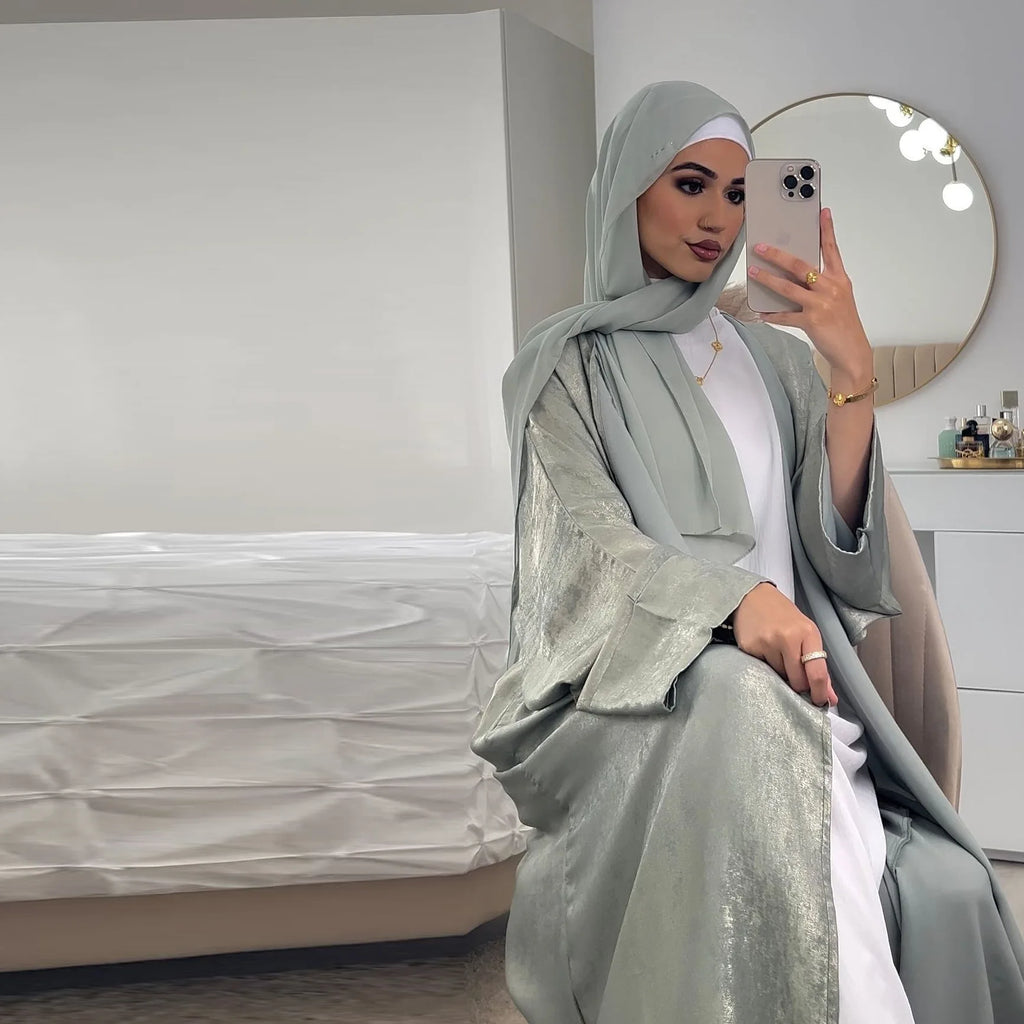 عباية فاخرة بتصميم لامع للمناسبات  ، تجمع بين الأناقة والراحة بفضل قماش التوينغ الساتان الفاخر.