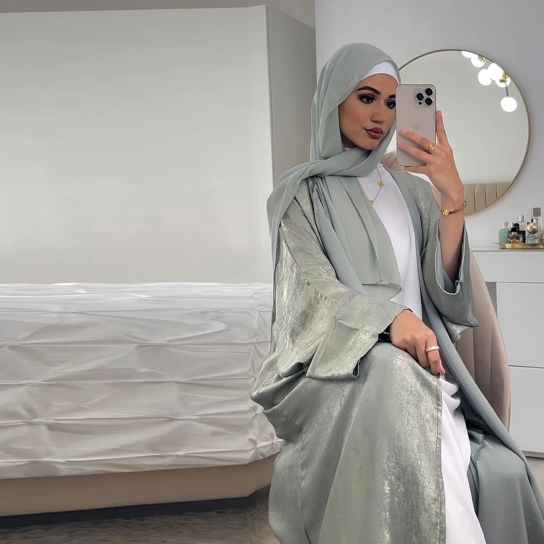 تقدم هذه العباءة الفاخرة بلون بني داكن لامع تصميمًا مستوحى من الأزياء التركية،