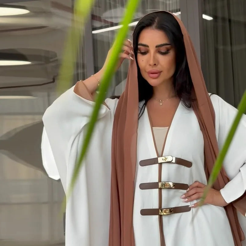أضف لمسة مميزة إلى خزانة ملابسك مع أبابة كيمونو جلدية أنيقة، مصممة خصيصاً للنساء .