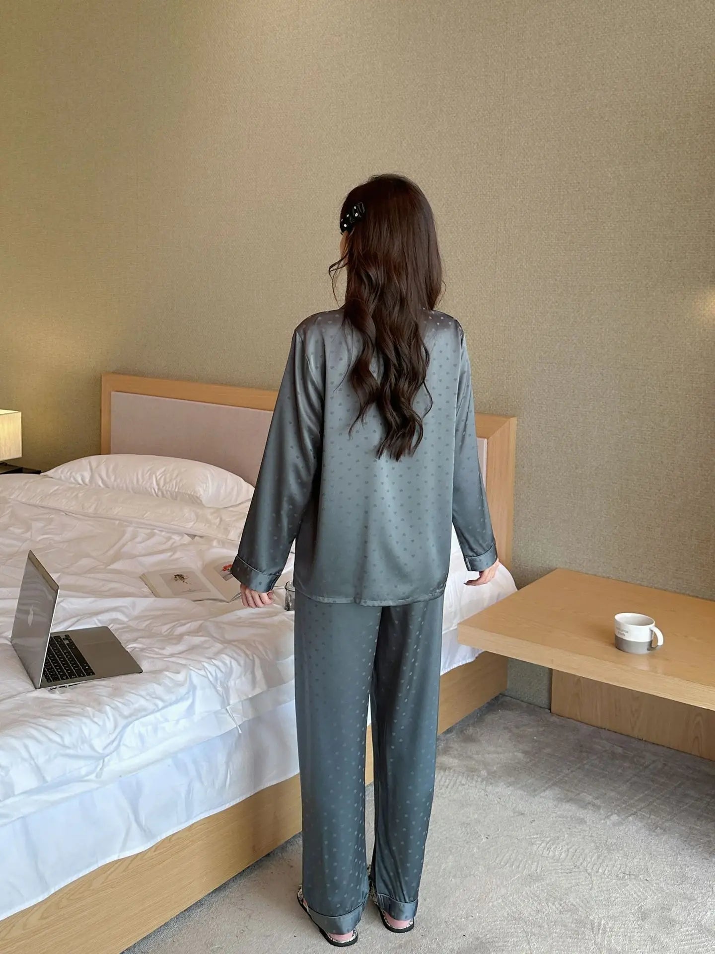 تتميز أطقم البيجامات النسائية هذه بقماش حريري ناعم يضفي لمسة فاخرة وجاذبية مثيرة، مع أكمام طويلة لمزيد من الراحة والدفء في أوقات النوم.