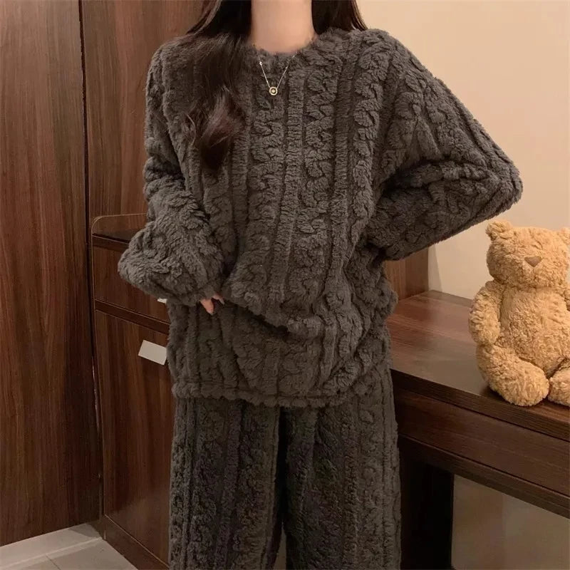 تجمع هذه البيجاما الدافئة من جاكار بين الأناقة والراحة بفضل قماشها المخملي الكورالي وسماكتها المصنوعة من الصوف، مما يجعلها مثالية لمواسم الخريف والشتاء.