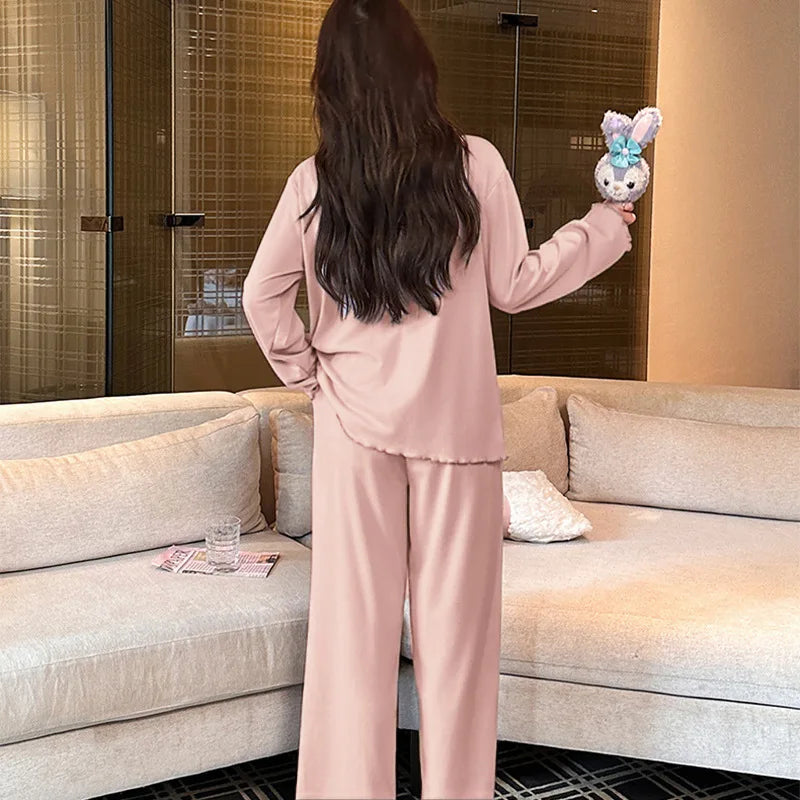 طقم بيجاما نسائي من المخمل الفاخر يتميز بياقة على شكل V لتوفير أناقة مريحة، وهو مثالي للنوم والاسترخاء.
