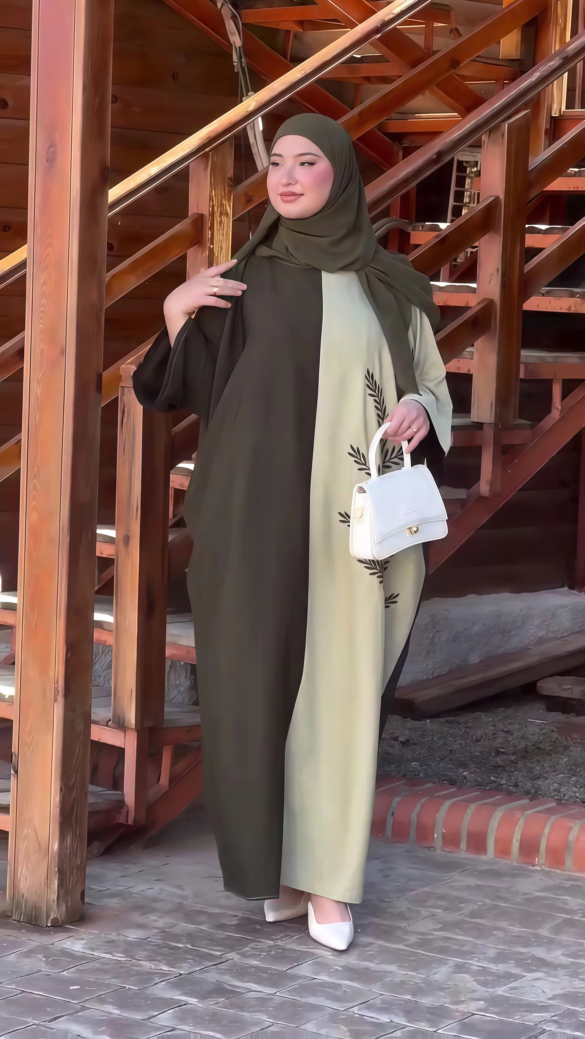 عباءة نسائية تجمع بين الأناقة والاحتشام بتدرج لونين مميز يضيف لمسة عصرية ورقي إلى مظهرك.