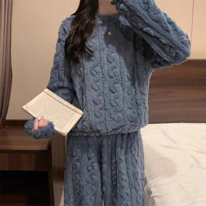 تجمع هذه البيجاما الدافئة من جاكار بين الأناقة والراحة بفضل قماشها المخملي الكورالي وسماكتها المصنوعة من الصوف، مما يجعلها مثالية لمواسم الخريف والشتاء.