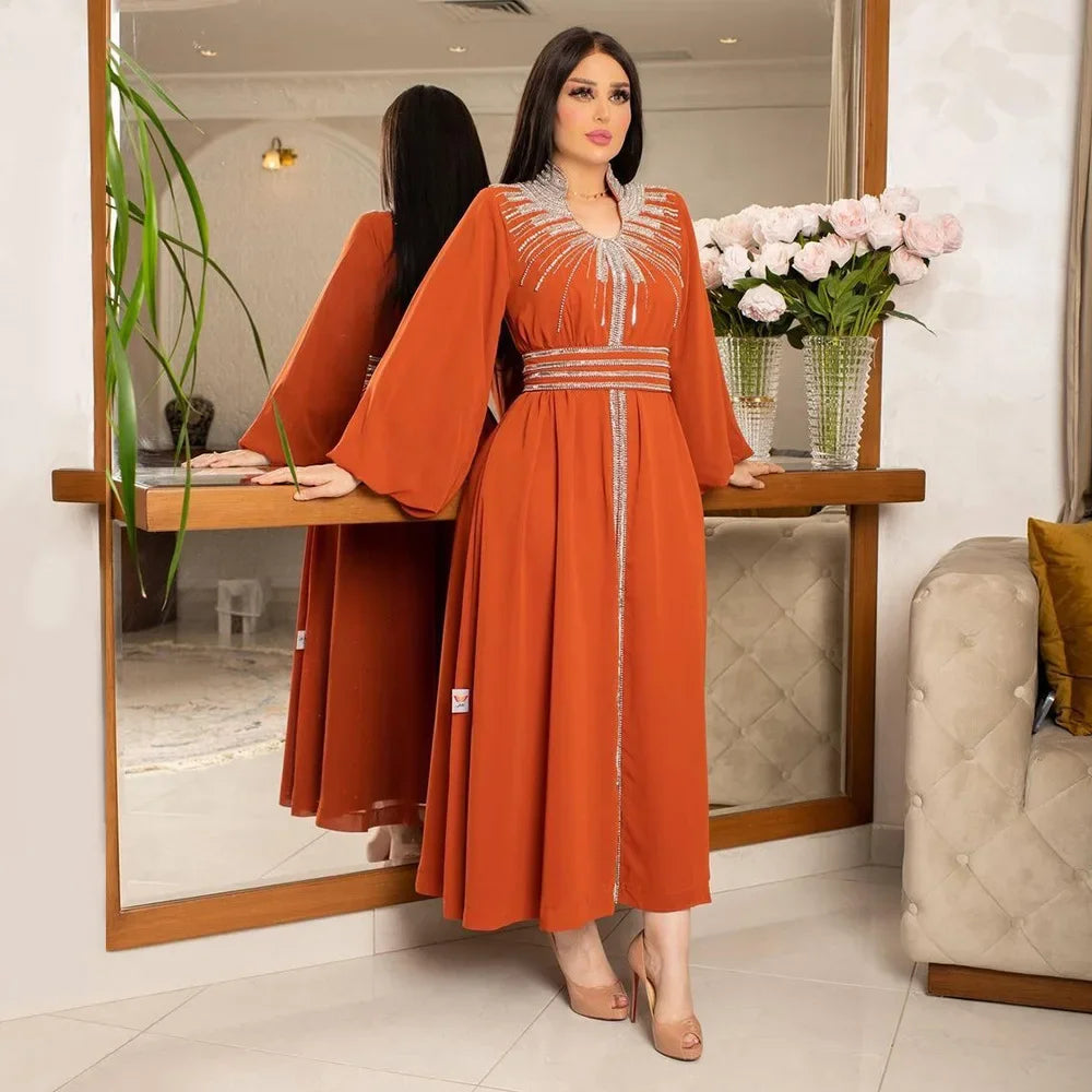 ارفع من شراكة الموضة المحتشمة مع هذا الفستان الفاخر الفاخر، المصمم لتكريم التقاليد الإسلامية الخالدة مع احتضان الأناقة المعاصرة.