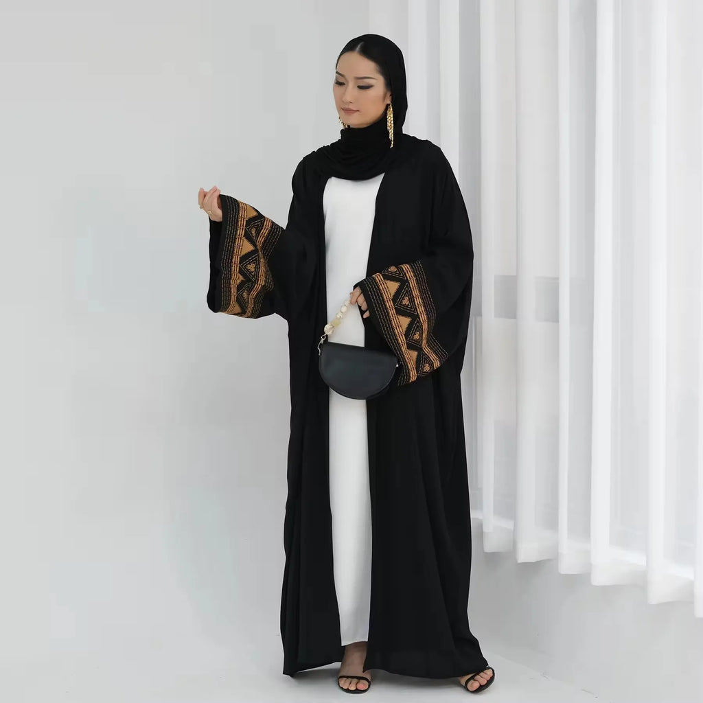 هذه العباءة السوداء المفتوحة بتطريز عرقي أنيق تضيف لمسة مميزة لمظهرك المحتشم.