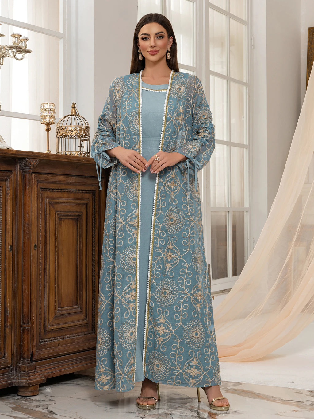 كافتان بتصميم شرق أوسطي يأخذك إلى قلب الخليج بأناقته المحتشمة وحزام خصر مزين بتطريز ذهبي يضفي لمسة فخامة.