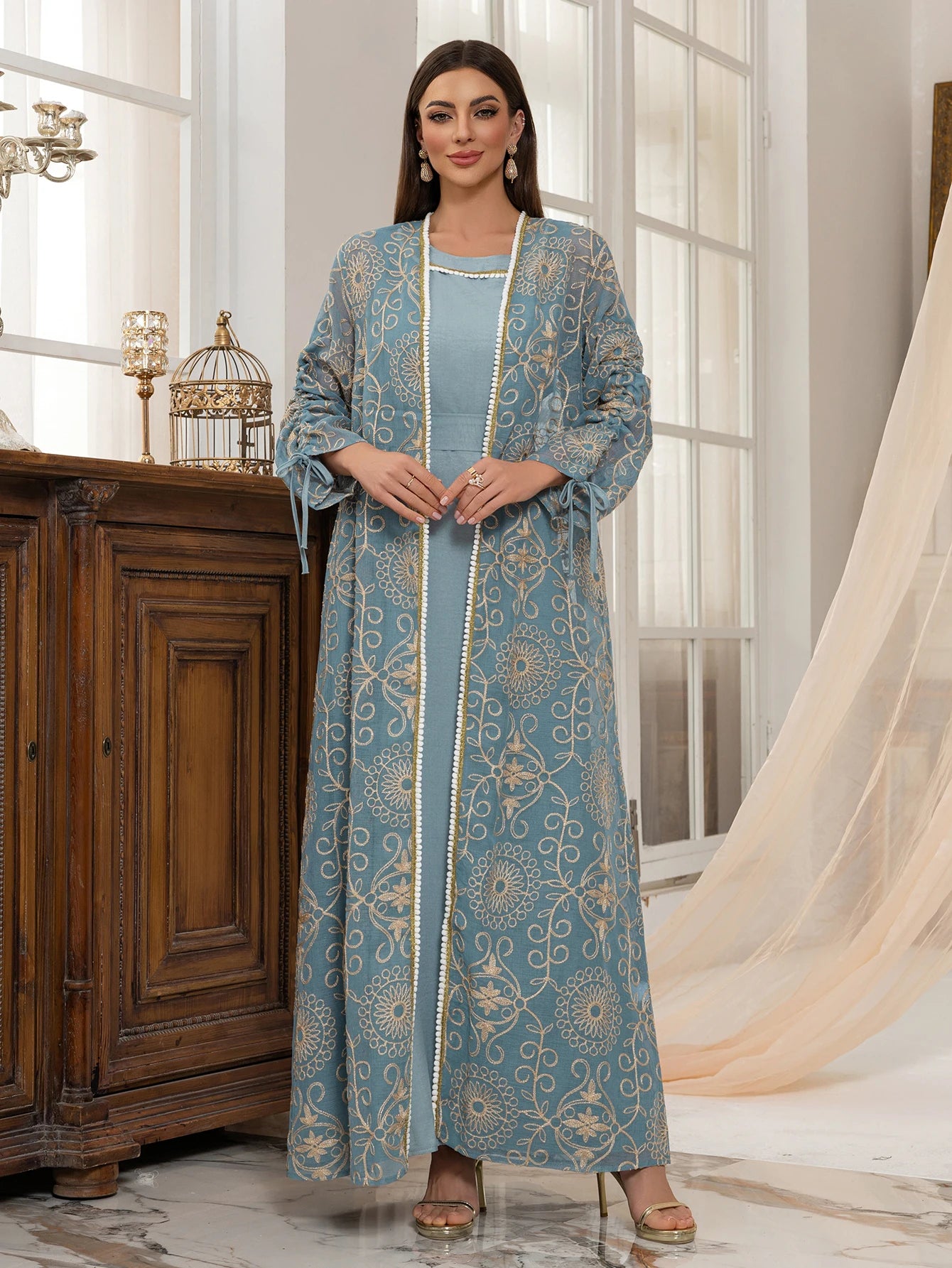 كافتان بتصميم شرق أوسطي يأخذك إلى قلب الخليج بأناقته المحتشمة وحزام خصر مزين بتطريز ذهبي يضفي لمسة فخامة.