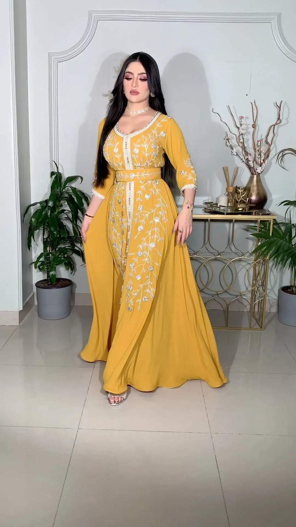 ارفع من مستوى احتفالاتك بعيد ورمضان مع هذه الجلابية المستوحاة من المغرب، المصممة خصيصا للمرأة المسلمة العصرية.