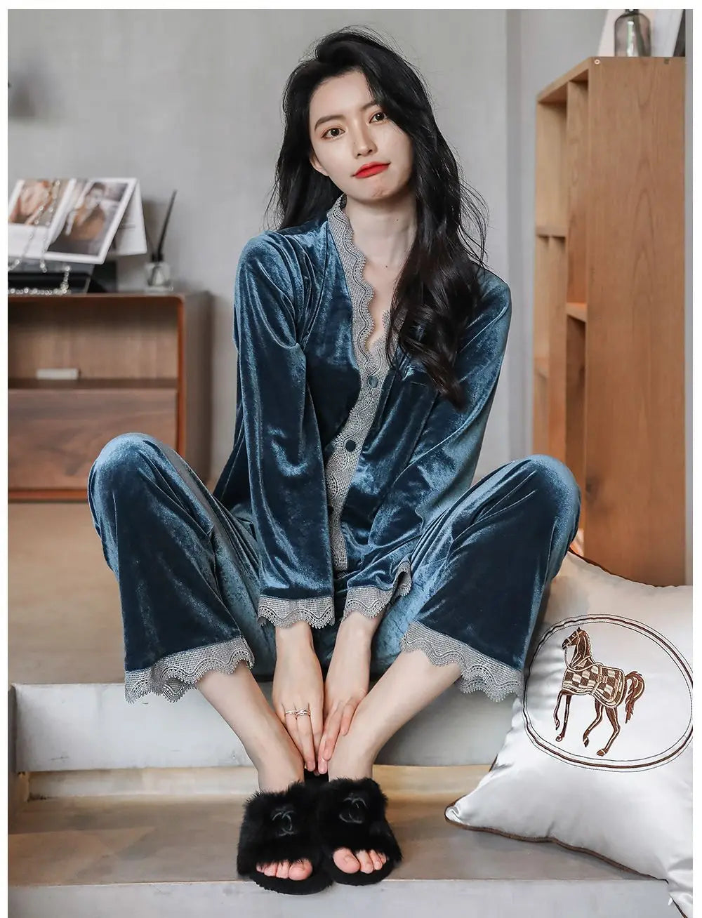 تجمع هذه المجموعة النسائية المثيرة بين راحة النوم وأناقة الدانتيل بحجم زائد، مع حاشية على شكل V تضفي لمسة أنثوية مميزة.