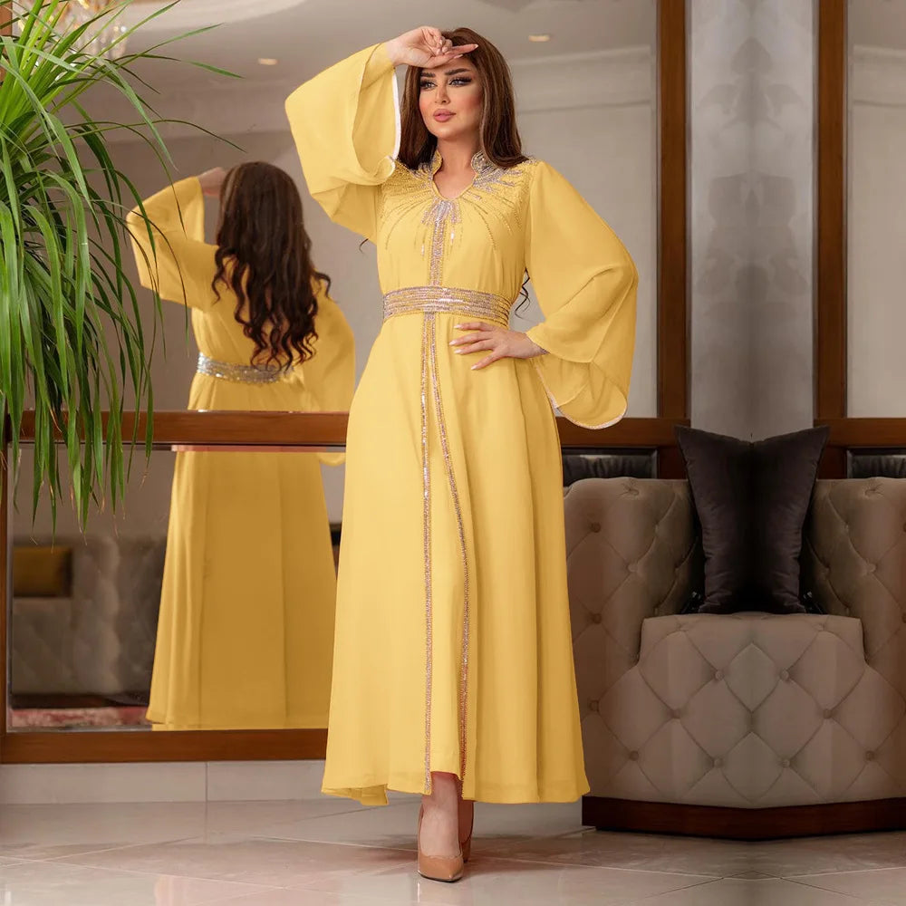 ارفع من شراكة الموضة المحتشمة مع هذا الفستان الفاخر الفاخر، المصمم لتكريم التقاليد الإسلامية الخالدة مع احتضان الأناقة المعاصرة.