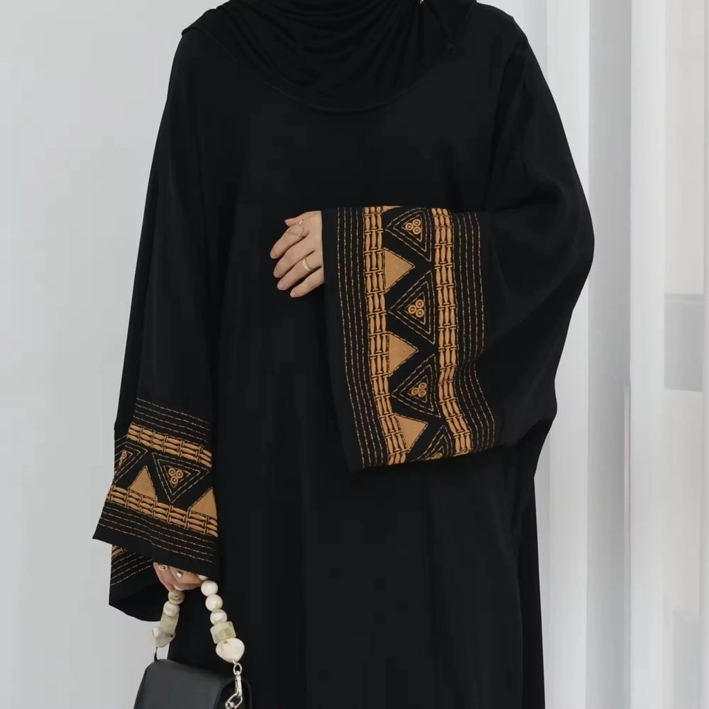هذه العباءة السوداء المفتوحة بتطريز عرقي أنيق تضيف لمسة مميزة لمظهرك المحتشم.