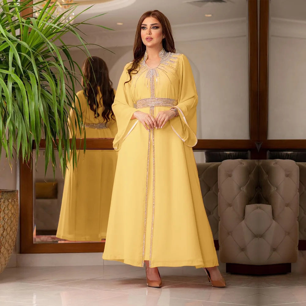 ارفع من شراكة الموضة المحتشمة مع هذا الفستان الفاخر الفاخر، المصمم لتكريم التقاليد الإسلامية الخالدة مع احتضان الأناقة المعاصرة.