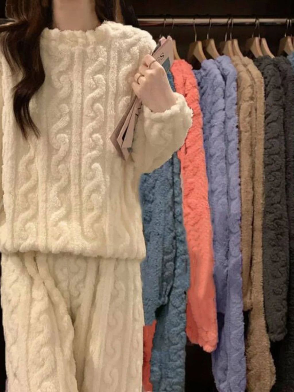 تقدم هذه البيجامة النسائية المصنوعة من الفلانيل بلون مرجاني مزيجاً مثالياً من الدفء والراحة لموسمي الخريف والشتاء.