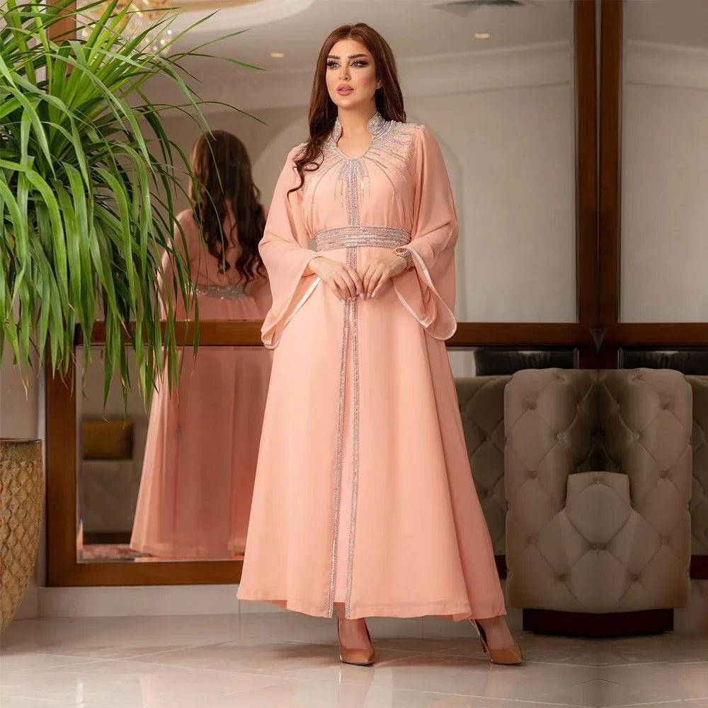 ارفع من شراكة الموضة المحتشمة مع هذا الفستان الفاخر الفاخر، المصمم لتكريم التقاليد الإسلامية الخالدة مع احتضان الأناقة المعاصرة.
