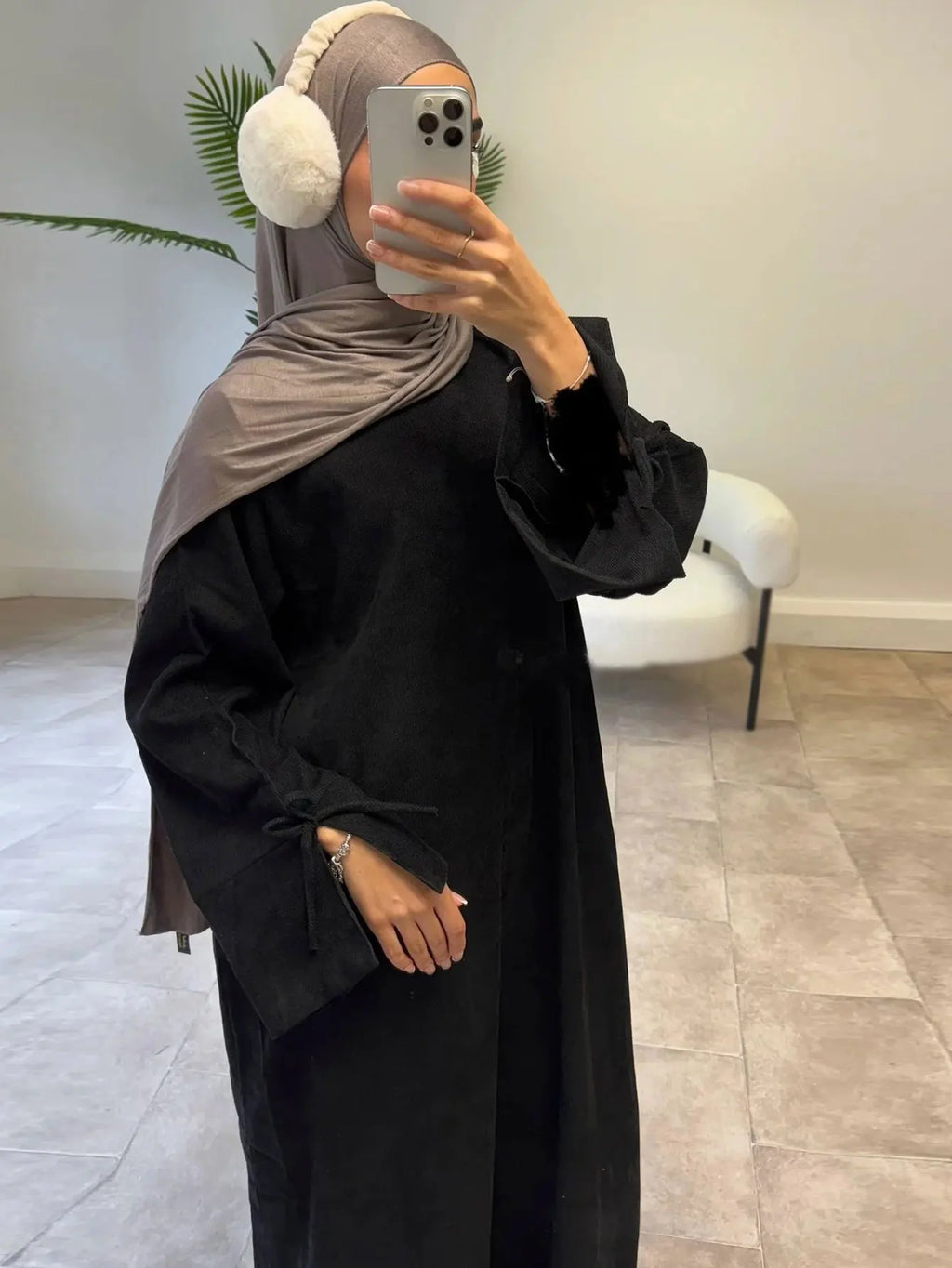 تجمع عباءة دبي الجديدة بين الفخامة والأناقة مع خامة المخمل الفاخر التي تمنح المرأة المسلمة العربية مظهراً محتشماً ومميزاً