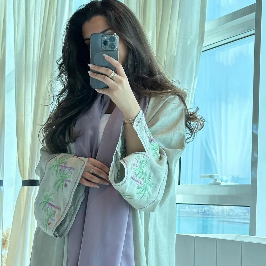 اكتشفي جمال الأناقة العرقية مع عباية كيمونو فضفاضة بتطريز مغربي ساحر! تصميم كامل الأكمام يجمع بين الراحة والرقي،