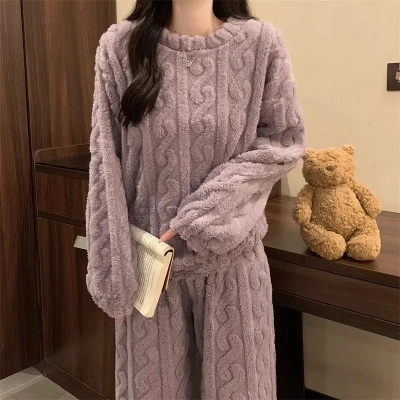 تجمع هذه البيجاما الدافئة من جاكار بين الأناقة والراحة بفضل قماشها المخملي الكورالي وسماكتها المصنوعة من الصوف، مما يجعلها مثالية لمواسم الخريف والشتاء.